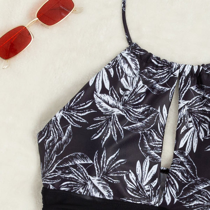 Ladies elegant one-piece swimsuit with floral pattern and figure-flattering elements Mune Fashion