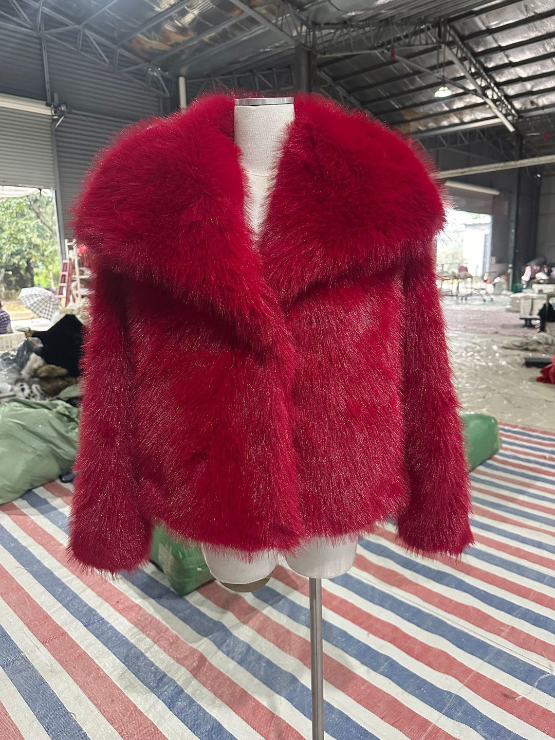 Women's short bolero in boxy cut made of vegan shaggy faux fur with XXL shawl collar Mune Fashion