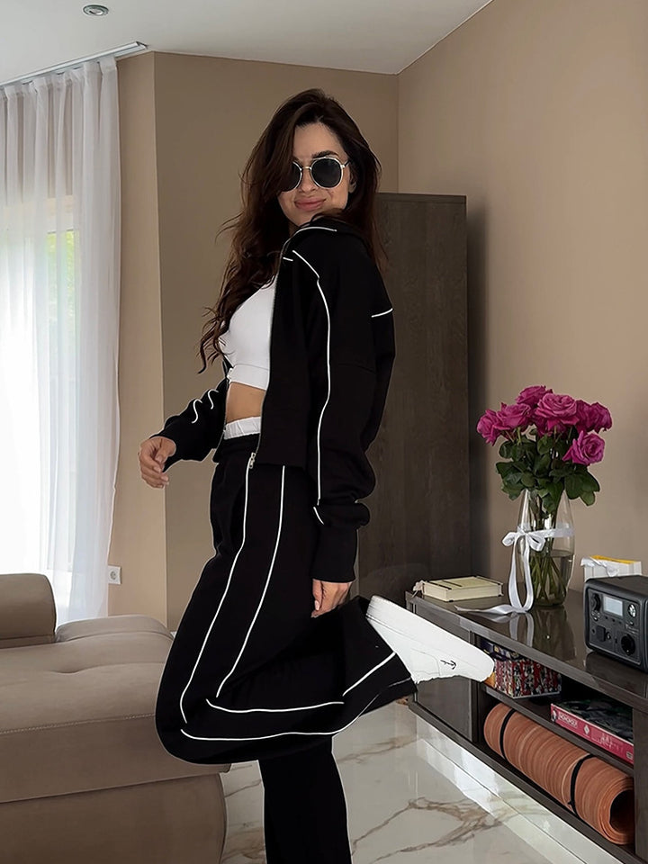 Women's two-piece sport loungewear set with stand-up collar and contrast piping Mune Fashion