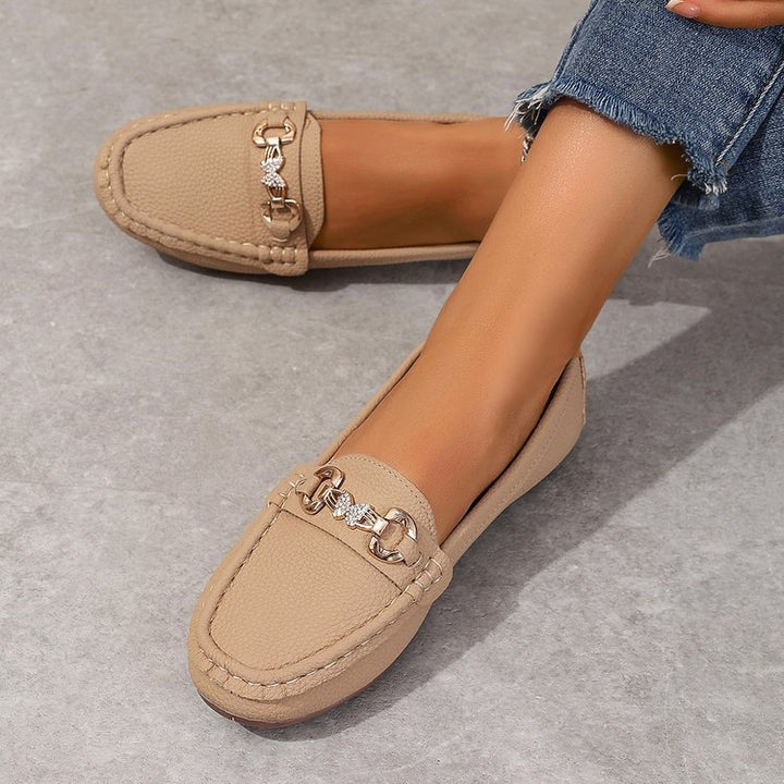 Women elegant moccasin slippers with decorative chain and padded comfort insole Mune Fashion