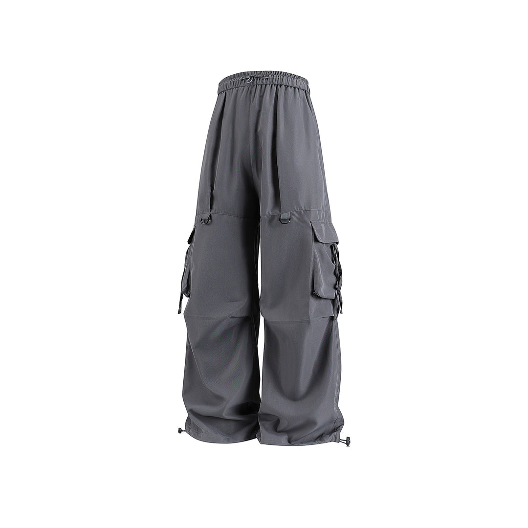 Men's Loose Cargo Pants with Drawstring Waistband, D-Ring Details and Adjustable Hem Drune