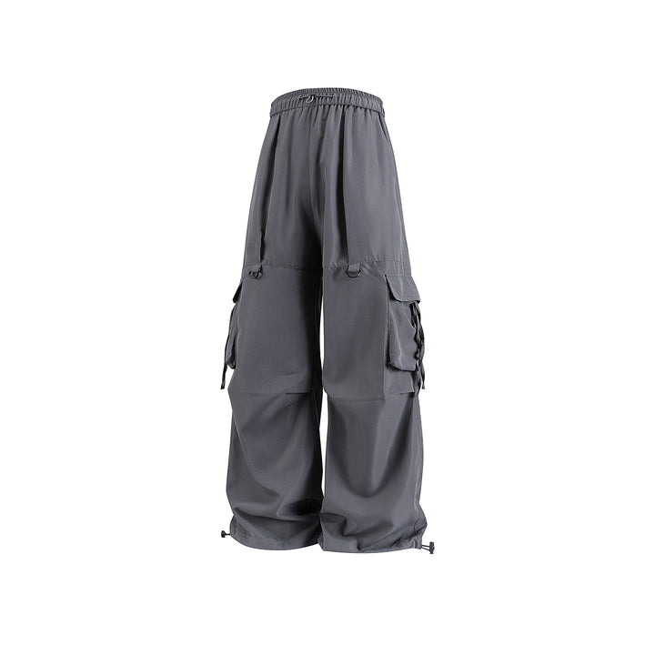Men's Loose Cargo Pants with Drawstring Waistband, D-Ring Details and Adjustable Hem Drune