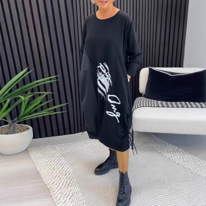 Women's casual jersey dress with side drawstring gathering, patch pockets and statement print Mune Fashion