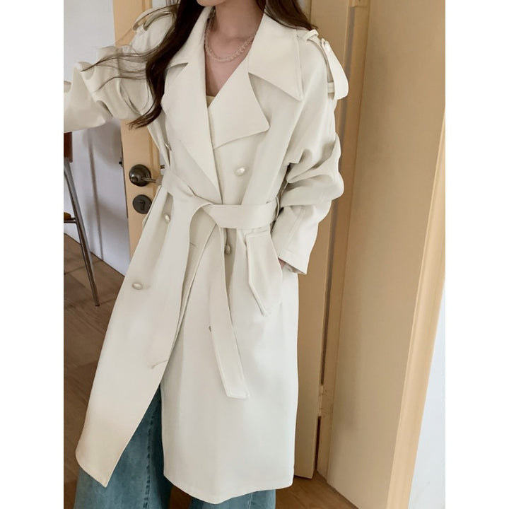 Ladies mid-length trench coat with oversized shoulders and mother-of-pearl buttons Mune Fashion