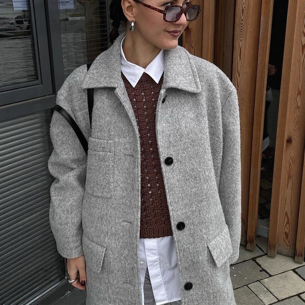 Women’s wool blend coat in boxy style with shirt collar, applied flap pockets, and button closure Mune Fashion