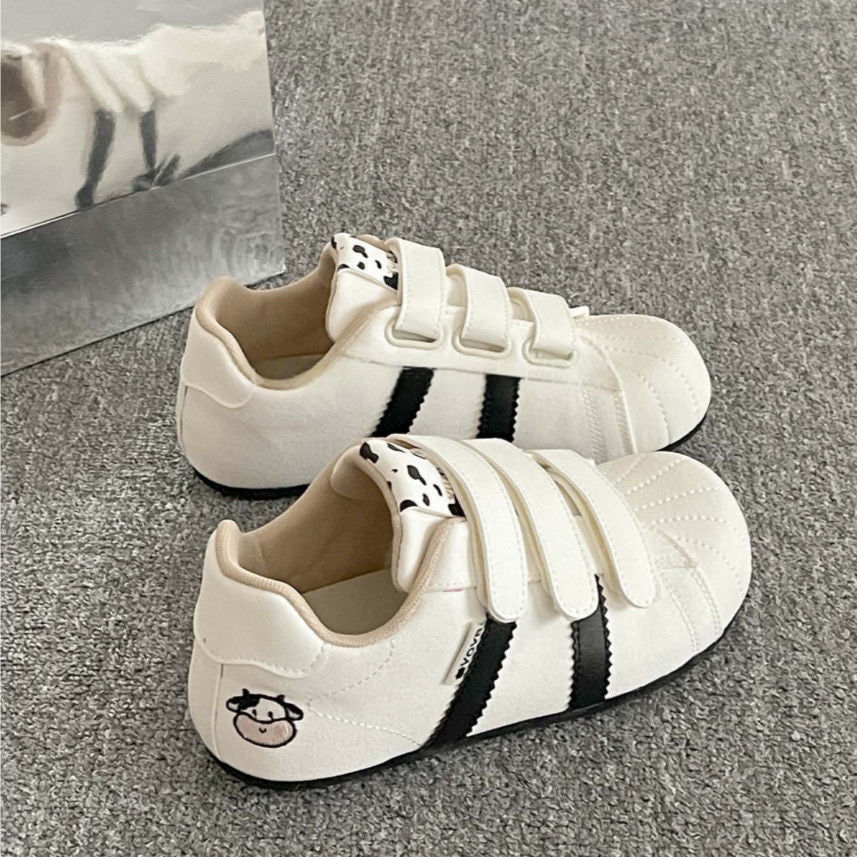 Women's sneakers with practical Velcro closure and stylish animal appliqués Mune Fashion
