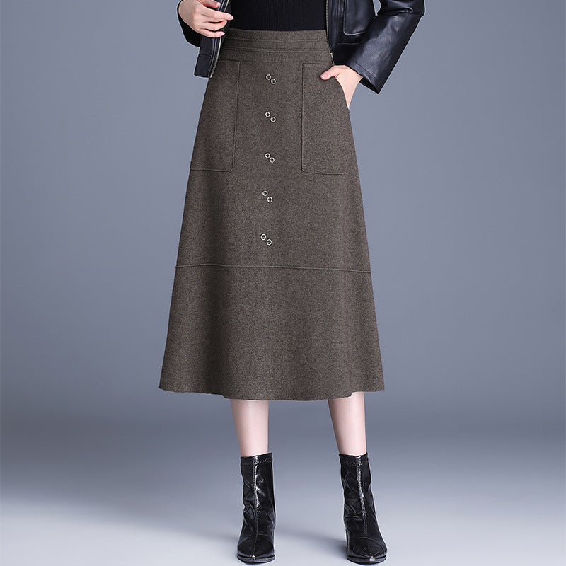 Women's knee-length skirt with practical pockets and button details Mune Fashion