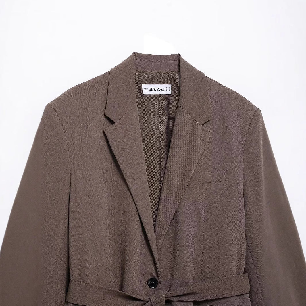 Women's tailored blazer with tie belt, lapel collar, flap pockets, and one-button closure Mune Fashion