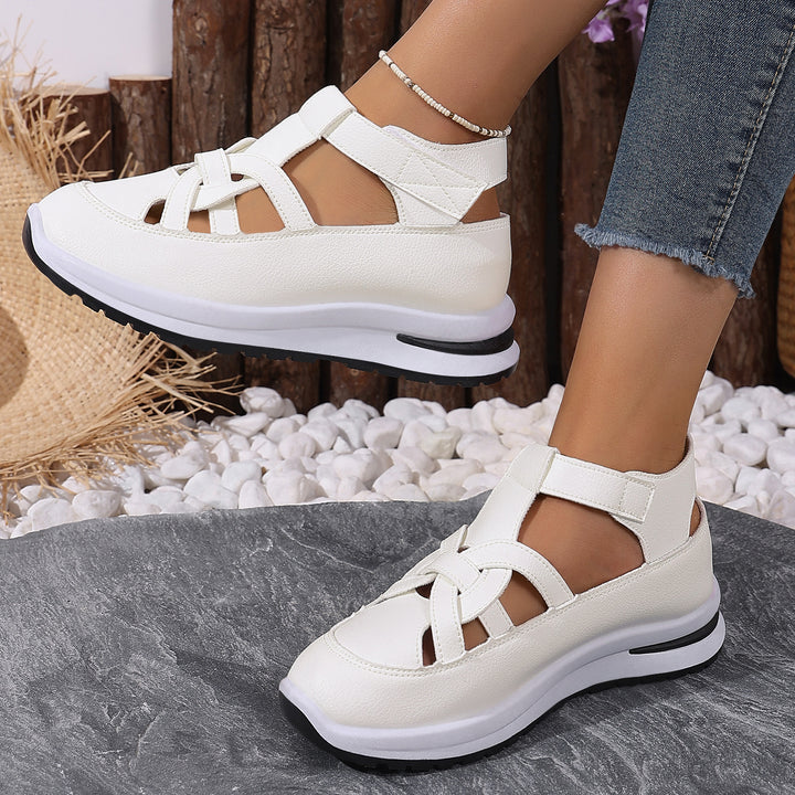 Women's sporty platform sandals with closed toe cap, crossed straps, and adjustable heel strap Mune Fashion