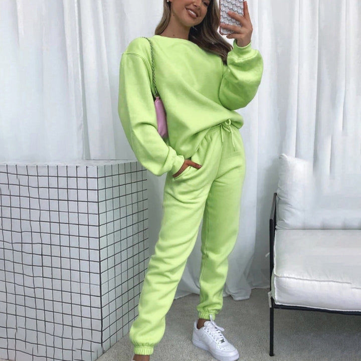 Women slightly oversized fleece leisure set with sweatshirt and joggers Mune Fashion