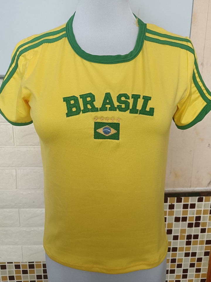 Women's fitted short-cut fan crop shirt with contrast collar and embroidered flag patch Mune Fashion