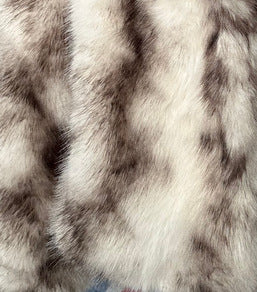 Women's luxurious long faux fur stole with patterned look and voluminous texture Mune Fashion