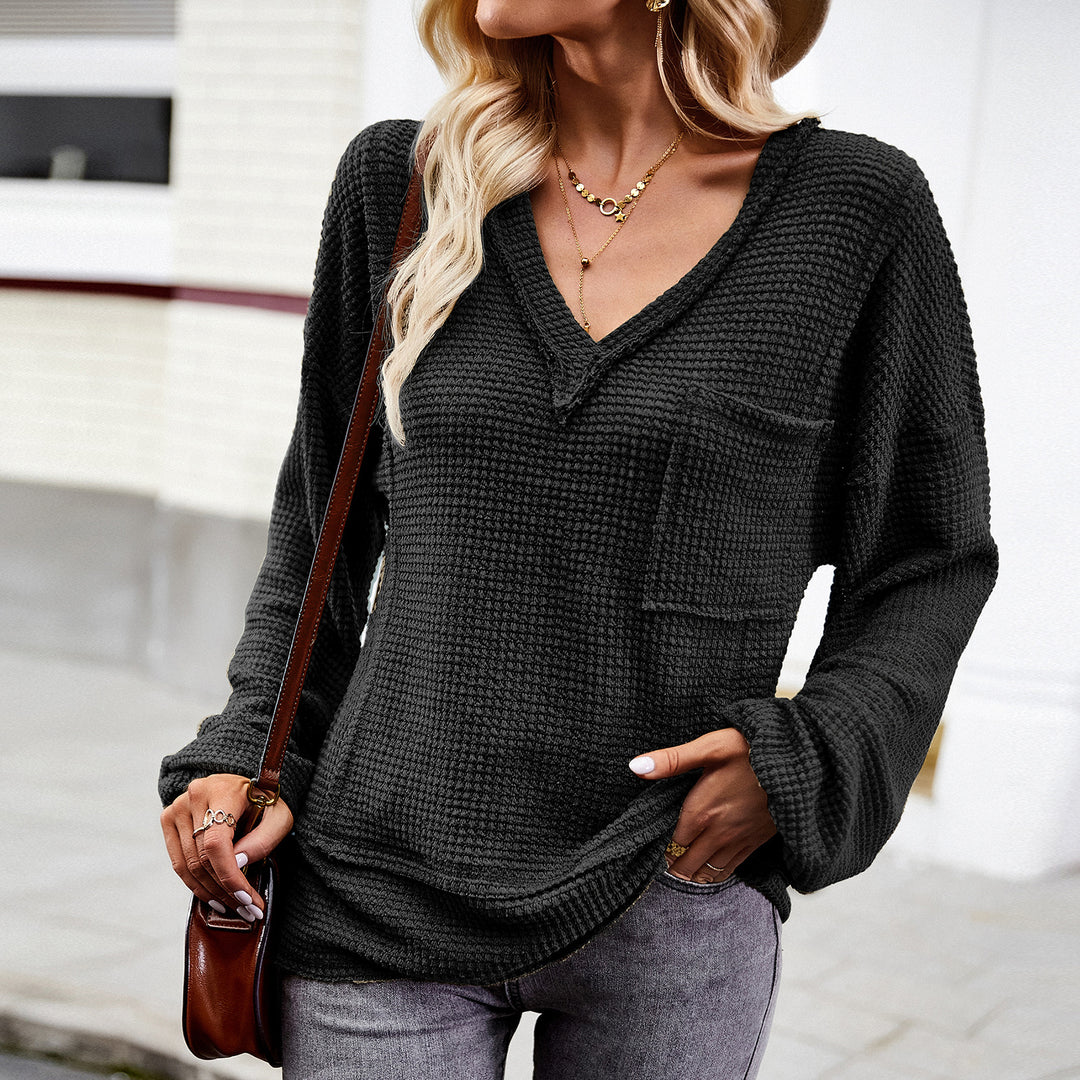 Women's waffle texture V-neck sweater with patch chest pocket and dropped shoulders Mune Fashion