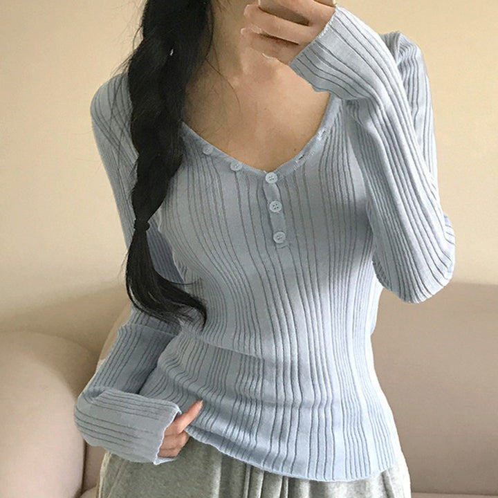 Women's fine-structured ribbed long sleeve with V-neck, Henley button placket, and tailored fit Mune Fashion