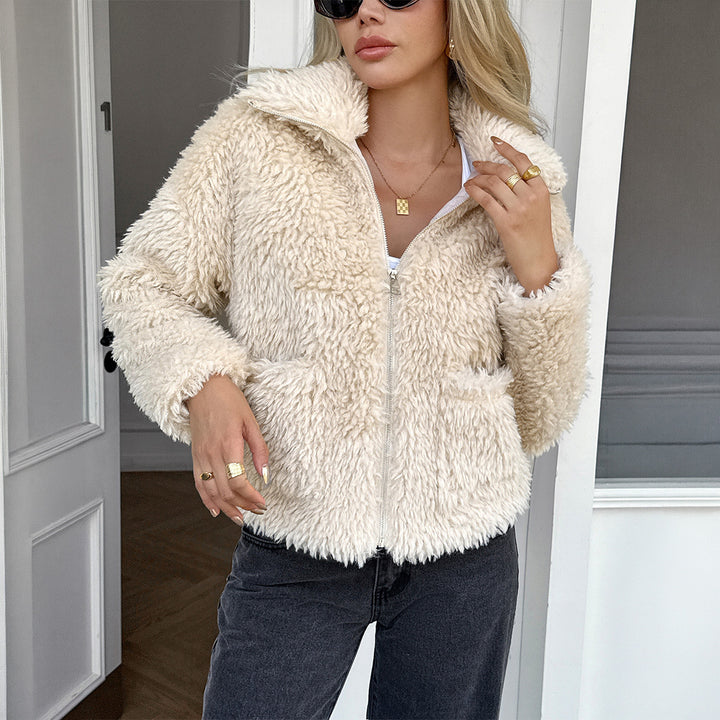 Women's teddy jacket with zip, high-neck collar, patch pockets, and short fit Mune Fashion