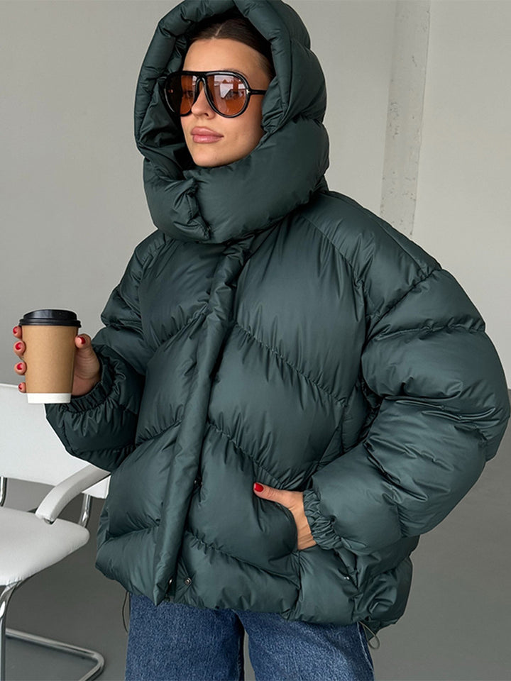 Ladies short puffer jacket with thermal filling, oversized hood & concealed two-way zipper Mune Fashion