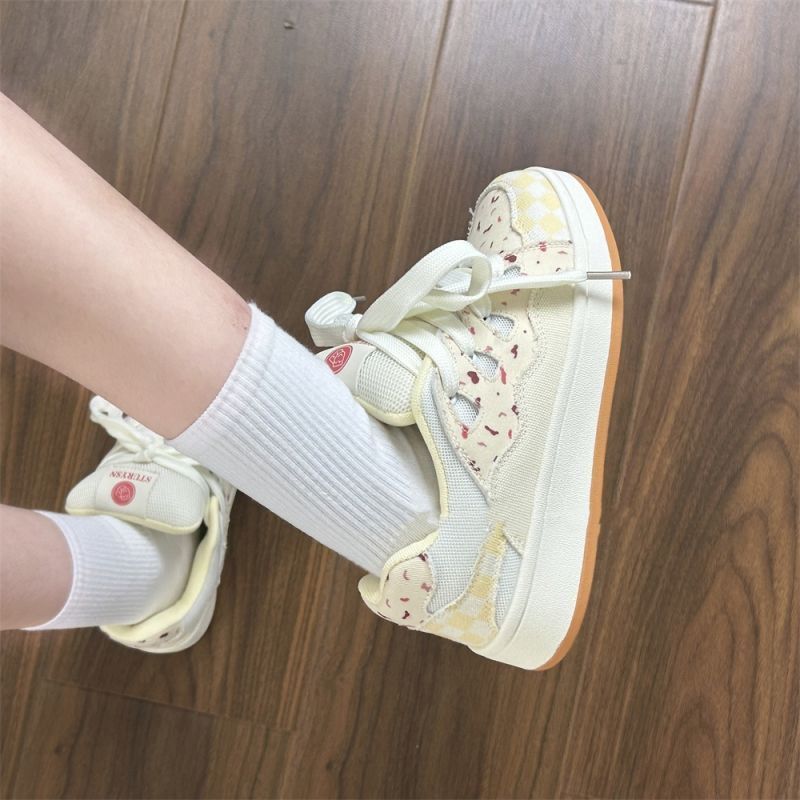 Women's sporty sneakers with playful design and comfortable plastic upper material Mune Fashion