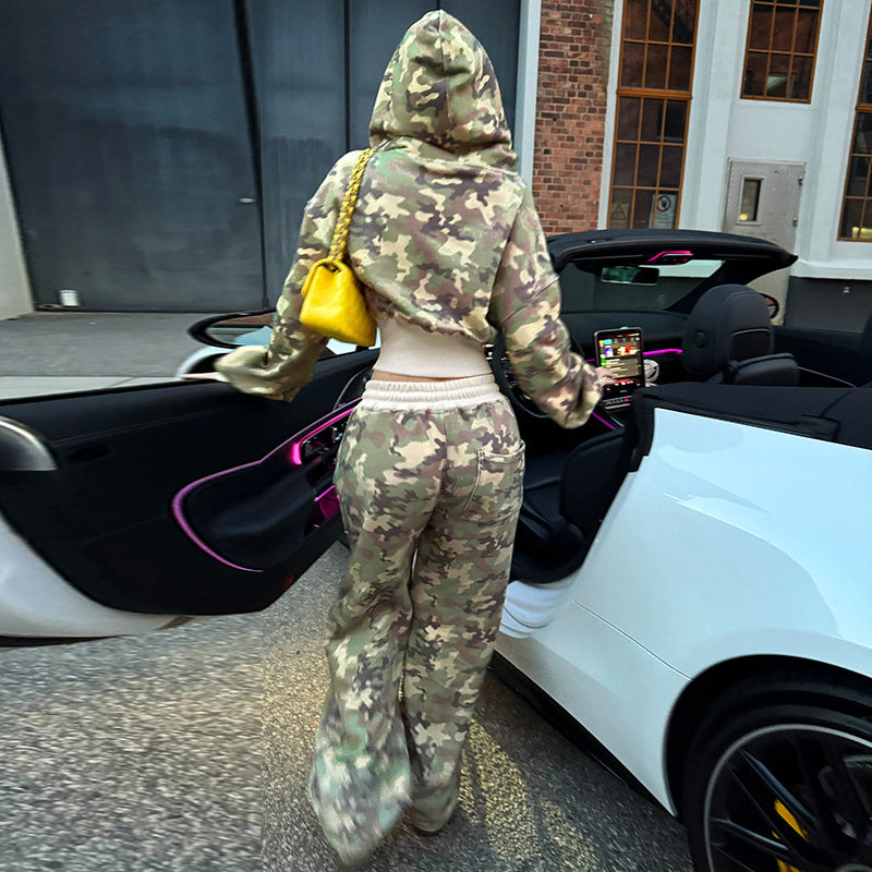 Women's short-cut hooded jacket with camouflage pattern, front zipper, kangaroo pocket and wide ribbed hem Mune Fashion