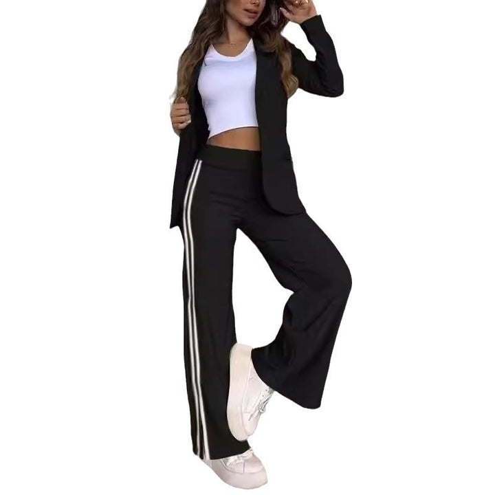 Ladies nan sporty-elegant two-piece blazer set with fitted blazer and wide jogging pants cut with side stripes Mune Fashion