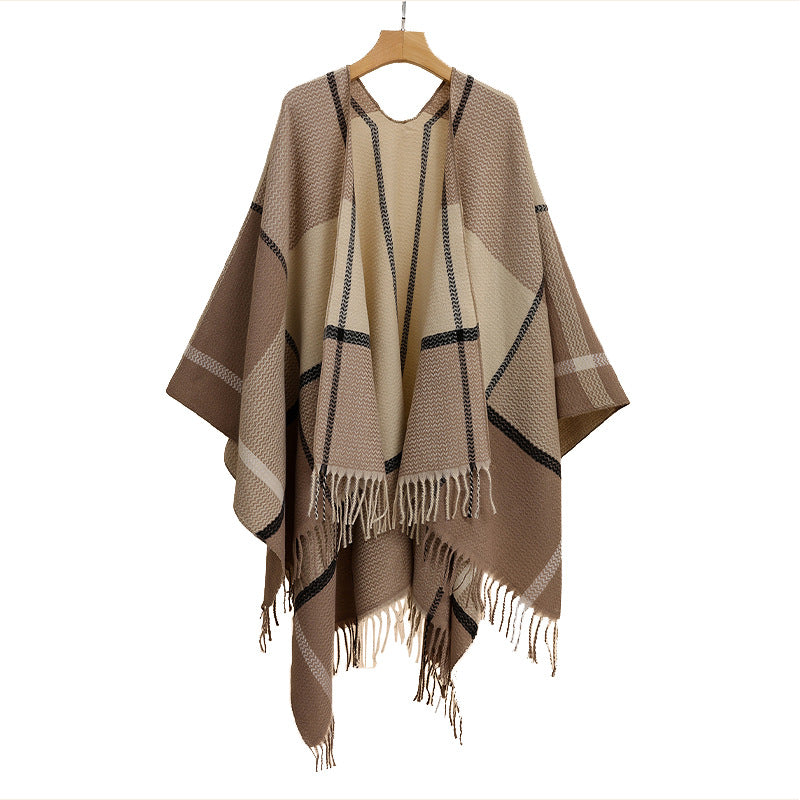 Women's Oversize Cape Poncho made of textured knit blend with V-neck, plaid pattern and fringes Mune Fashion