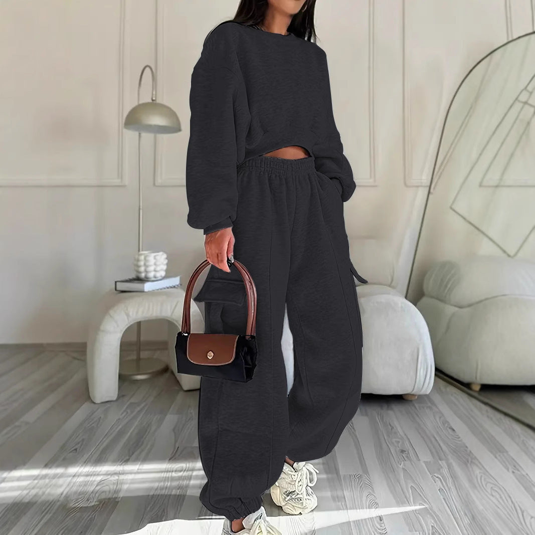 Women's comfortable cropped sweat set with oversized pullover and high-waist cargo jogger Mune Fashion