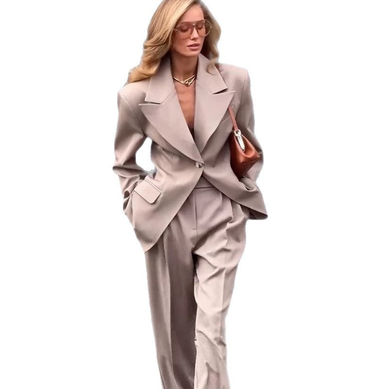 Ladies oversized blazer suit with sculptural shoulder, tailored single-button jacket and wide pleated trousers Mune Fashion