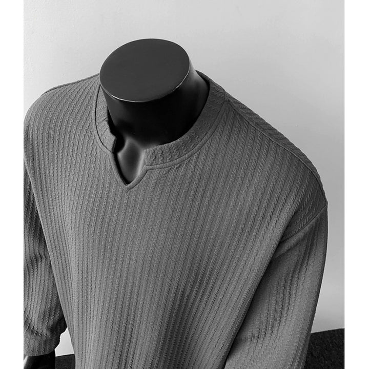 Men's coarse structured knit sweater with V-shaped slit collar and rounded hem Mune Fashion