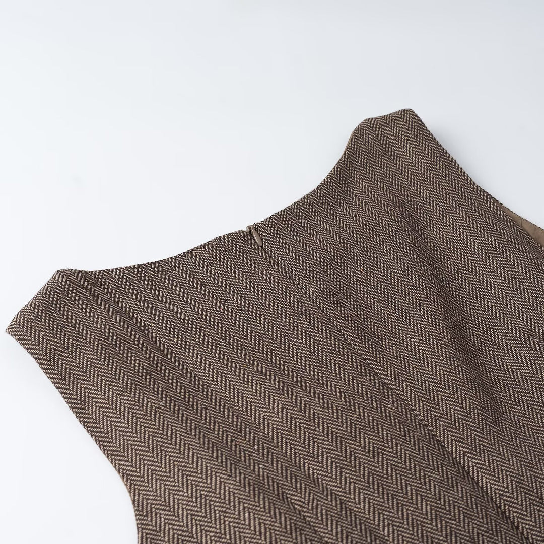 Women's sleeveless sheath dress with herringbone structure, figure-hugging seam design and slit neckline Mune Fashion