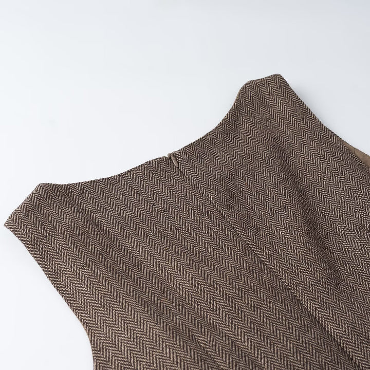 Women's sleeveless sheath dress with herringbone structure, figure-hugging seam design and slit neckline Mune Fashion