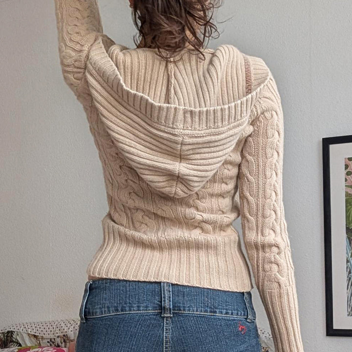 Women's fine-knit sweater with cable knit, V-neck with button placket and wide ribbed hem Mune Fashion