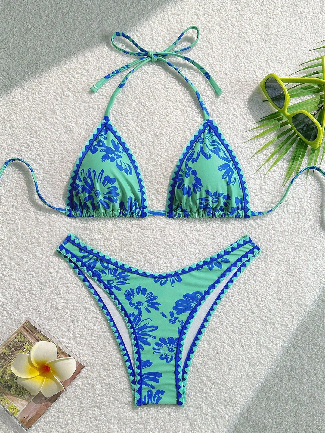 Women Triangle Bikini with Playful Floral Pattern Mune Fashion