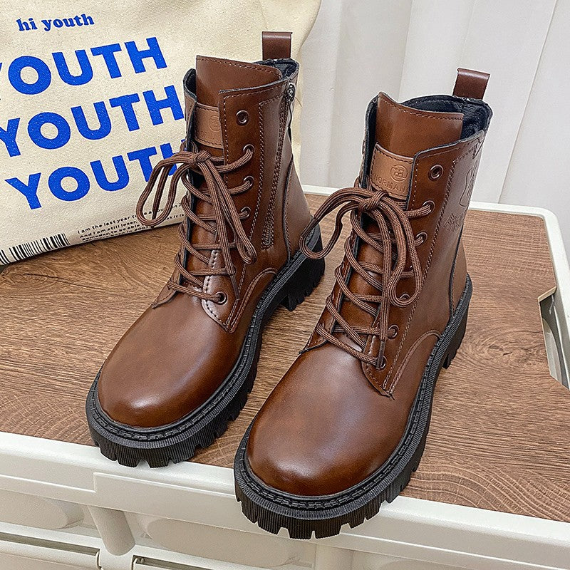 Women's ankle high combat boots in patent leather look with sturdy tread sole and side zipper Mune Fashion