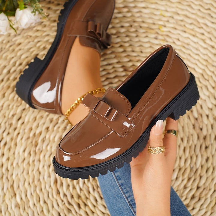 Women’s elegant patent plateau loafers with decorative bow and profiled rubber sole Mune Fashion