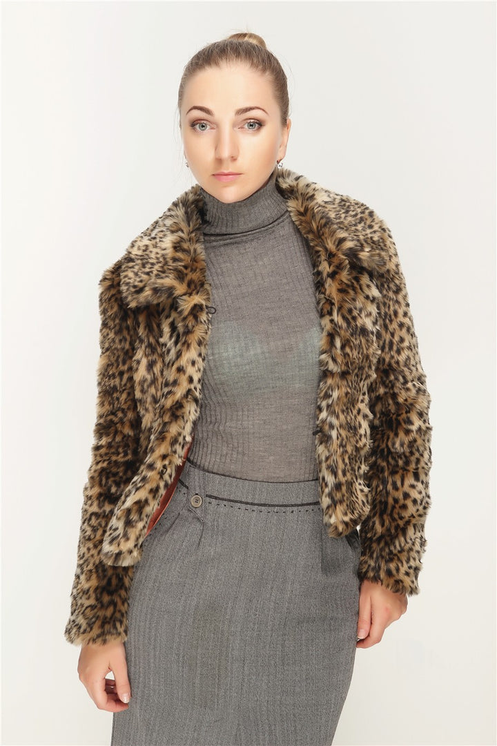 Ladies short jacket made of synthetic fur with a tailored cut, lapel collar and concealed closure Mune Fashion