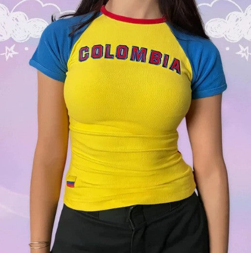 Women's fitted short-cut fan crop shirt with contrast collar and embroidered flag patch Mune Fashion