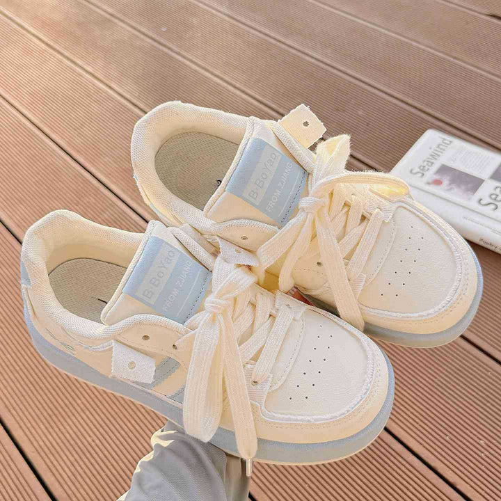 Women's sporty sneakers with modern accents and comfortable cushioning Mune Fashion