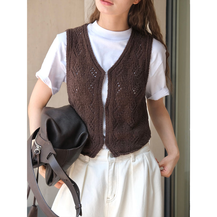Ladies finely knitted short vest with V-neck, ajour pattern and hook closure Mune Fashion