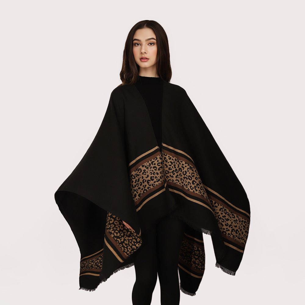 Women's cape poncho made of fine knit with leopard border and asymmetrical hem Mune Fashion
