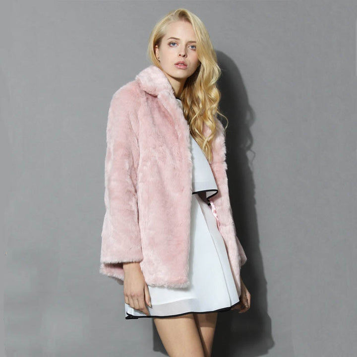 Women's short jacket made of soft faux fur with open cut and boxy silhouette Mune Fashion