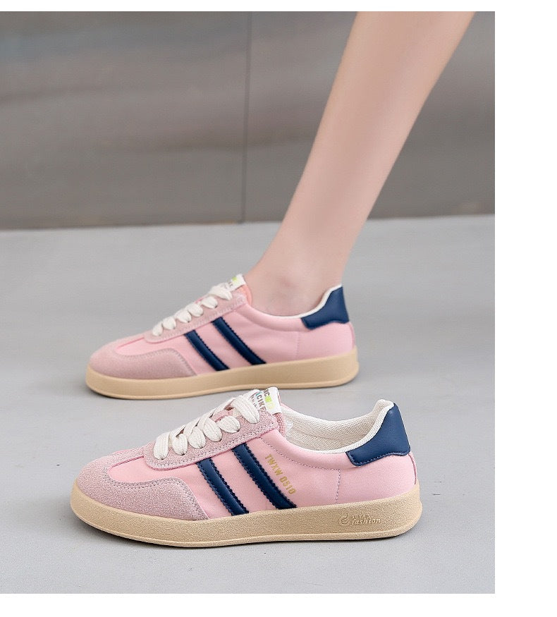 Ladies sporty sneakers with fashionable stripes and cushioned sole Mune Fashion