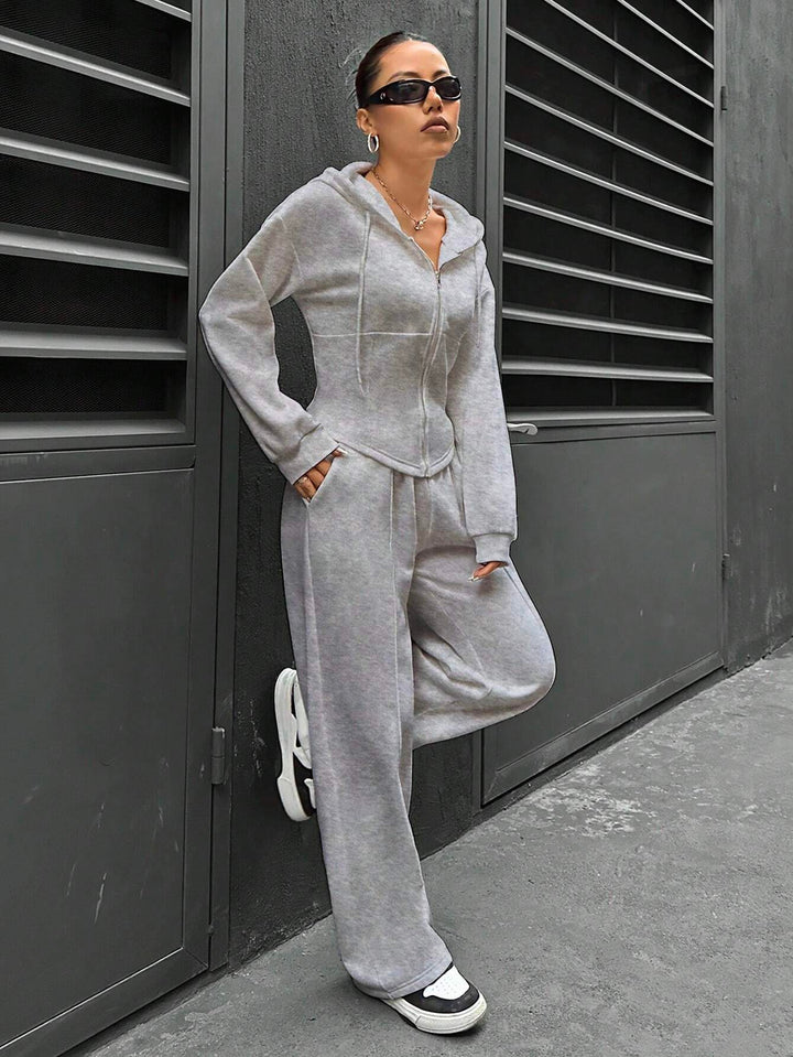 Women’s loungewear set with fitted hooded jacket and loose fleece jogging pants Mune Fashion