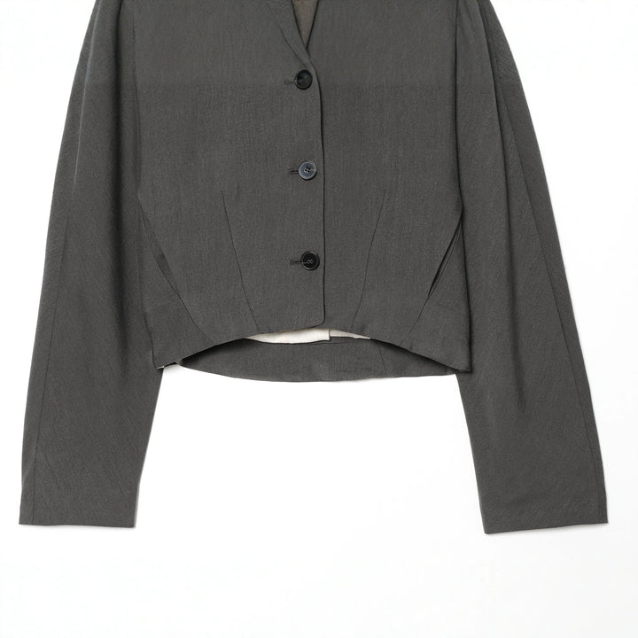 Women's tailored cropped blazer with V-neck, designer seam shaping and three-button closure Mune Fashion