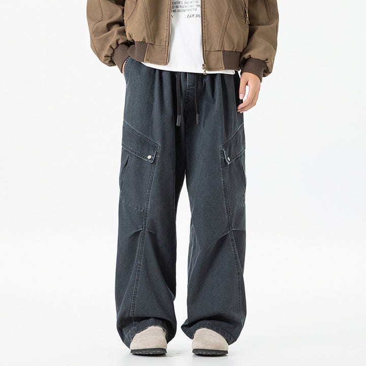 Men's loose utility cargo pants in baggy cut with drawstring waistband and large flap pockets.