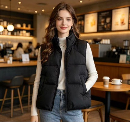 Women's short padded puffer jacket with high stand-up collar and practical side pockets Mune Fashion