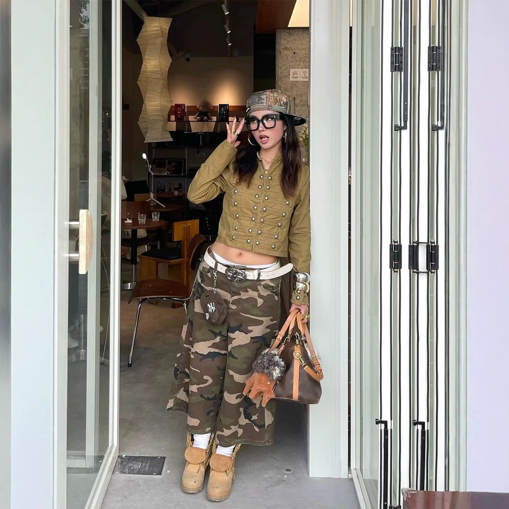 Women short-cut military-inspired cargo jacket with decorative button placket Mune Fashion