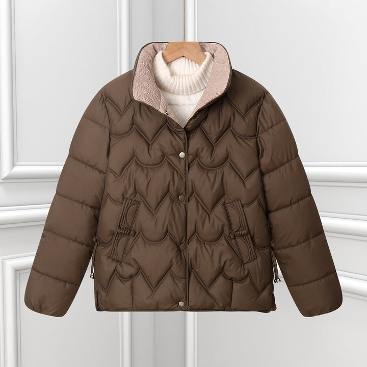 Women's short quilted puffer jacket with decorative curved quilting and snap button placket Mune Fashion