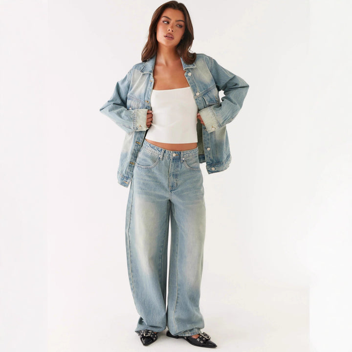 Women's oversized denim jacket with light vintage wash, patch chest pockets and extended cuffs Mune Fashion