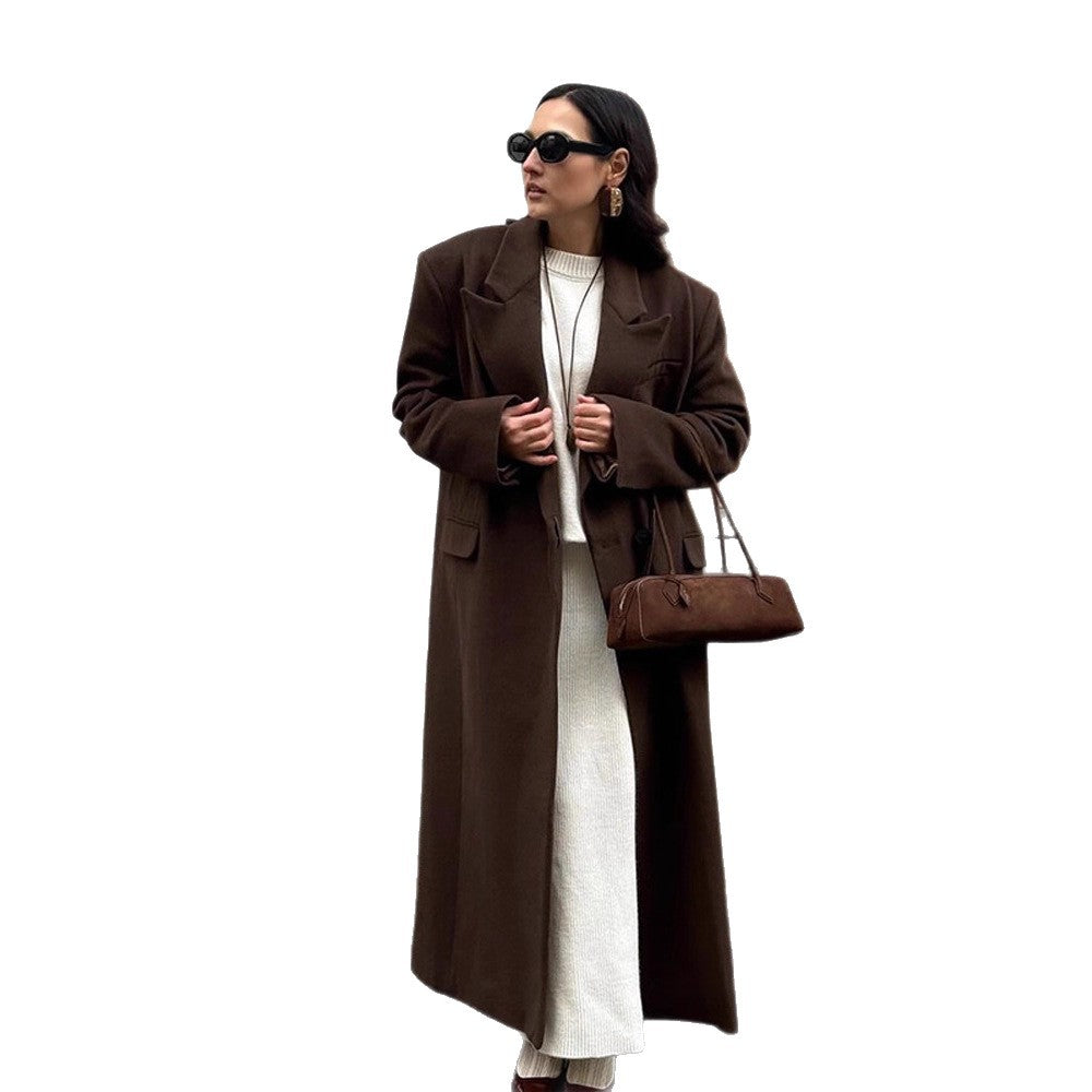 Women's long coat with straight cut, figure-flattering oversized lapels and side pockets Mune Fashion