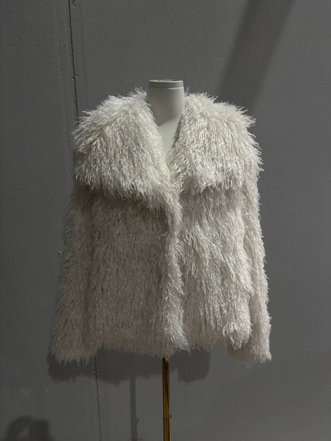 Women's short bolero in boxy cut made of vegan shaggy faux fur with XXL shawl collar Mune Fashion