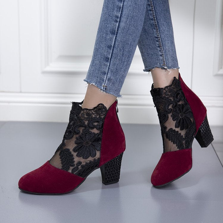 Damen Stiefelette mit transparentem Blumen-Spitzeinsatz und dekorativem Blockabsatz Mune Fashion